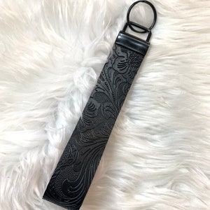 Pulsera / llavero / cuero sintético / llavero / cuero floral negro con textura y purpurina