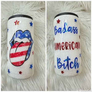 Badass American Bitch Glitter Skinny Can Cooler | Slim Can Coozie | Glitter Skinny Can Cozy | Czerwona, biała i niebieska Slim Can