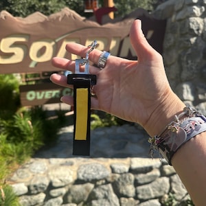 Llavero de cinturón de seguridad para mini atracciones / Llavero con pestaña amarilla / Llavero de parque temático / Llavero con correa amarilla imagen 3
