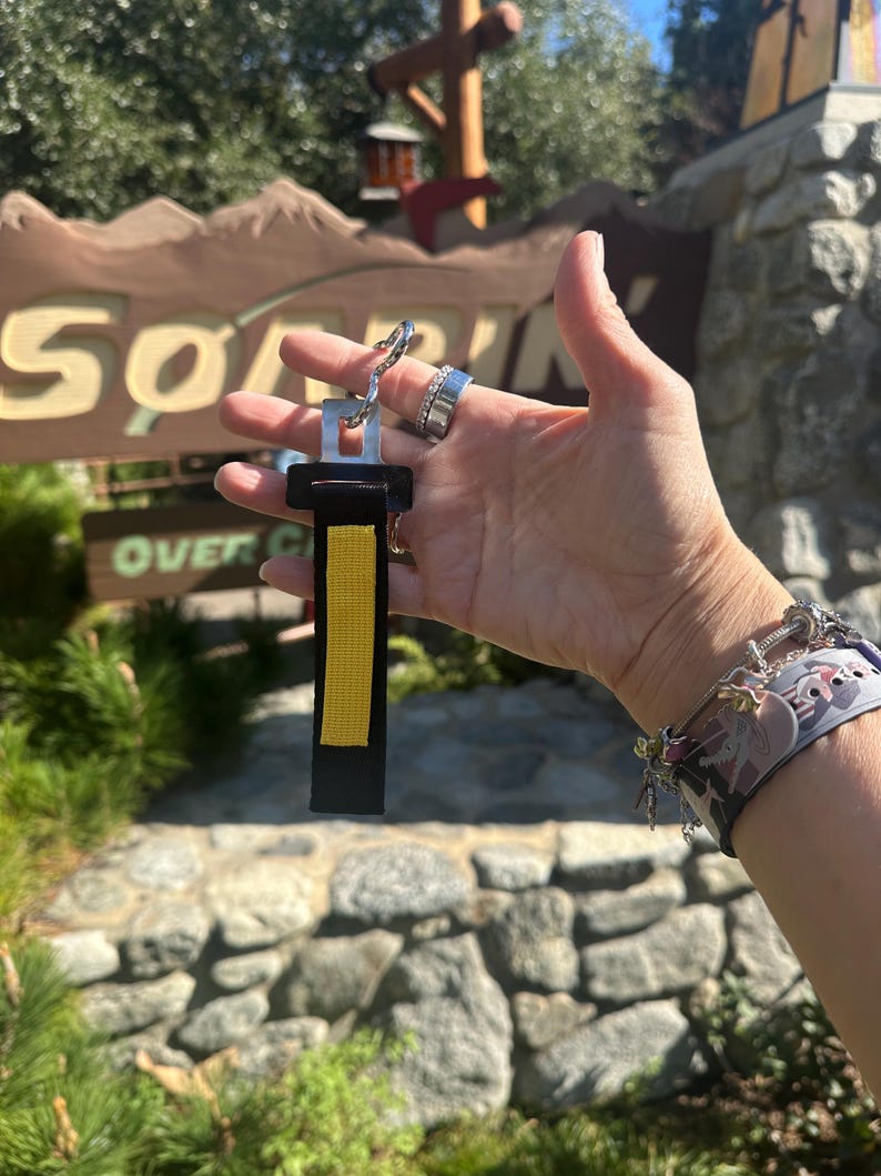 Llavero de cinturón de seguridad para mini atracciones / Llavero con pestaña amarilla / Llavero de parque temático / Llavero con correa amarilla imagen 3