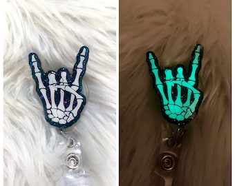 Insignia de esqueleto con brillo de roca / Brilla en la oscuridad / Tecnología de rayos X / Mano de esqueleto / Brillo galáctico / Cuernos de diablo