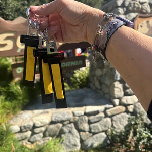 Llavero de cinturón de seguridad para mini atracciones / Llavero con pestaña amarilla / Llavero de parque temático / Llavero con correa amarilla imagen 2