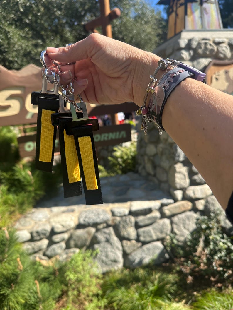 Llavero de cinturón de seguridad para mini atracciones / Llavero con pestaña amarilla / Llavero de parque temático / Llavero con correa amarilla imagen 2