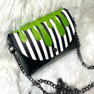 Glitter Beetlejuice inspirierte Kunstleder Geldbörse | Kleine Umhängetasche | schwarz-weiß gestreift