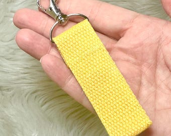 Mini llavero con pestaña amarilla: Tirador de cremallera de parque temático