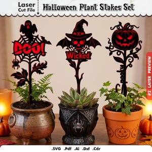 Puede incluir: Un conjunto de tres estacas para plantas de Halloween cortadas con láser en negro y rojo, que incluyen un fantasma con el texto BOO, una calavera con sombrero de bruja y el texto Wicked, y una calabaza con el texto spooky en macetas.