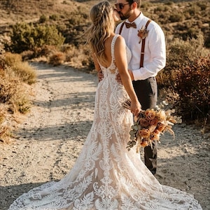 Puede incluir: Un letrero de madera rústica con el texto "Welcome to our home" en letras blancas. El letrero presenta un acabado envejecido y un diseño sencillo y acogedor, ideal para la decoración de la entrada.