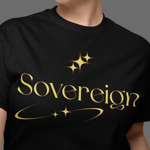Sovereign Script T-Shirt | Goldene Celestial Typografie, Sternakzente