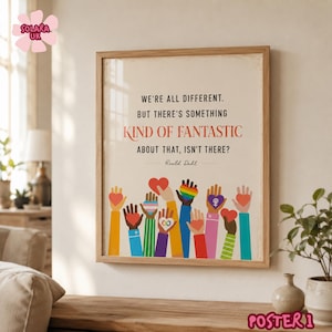 Könnte beinhalten: Ein gerahmtes Poster mit dem Text "WE'RE ALL DIFFERENT. BUT THERE'S SOMETHING KIND OF FANTASTIC ABOUT THAT, ISN'T THERE?" von Roald Dahl und einer Illustration von erhobenen Händen, die bunte Herzen halten.