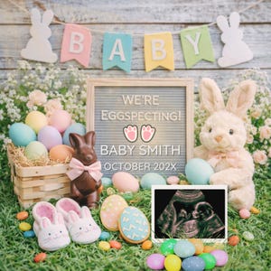 Puede incluir: Un anuncio temático de Pascua con una pancarta que dice "BABY". Una pizarra de letras dice "WE'RE EGGSPECTING!" con el nombre del bebé y la fecha de nacimiento. La escena incluye una cesta de huevos pastel, un conejito de chocolate, zapatillas de conejito y una ecografía.