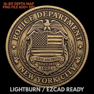 Op de afbeelding: Een ronde, bronskleurige politiebadge met een adelaar bovenop een schild met sterren en strepen. De tekst luidt POLICE DEPARTMENT NEW YORK CITY, TO SERVE AND PROTECT, SINCE 1845 en 1234. Het ontwerp bevat accenten van laurierbladeren.