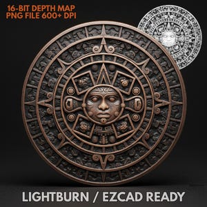 Puede incluir: Un detallado calendario azteca de color bronce con una cara central y tallas intrincadas. Una versión más pequeña, de color plateado, es visible en el fondo. También está presente el texto "16-BIT DEPTH MAP PNG FILE 600+ DPI" y "LIGHTBURN / EZCAD READY".