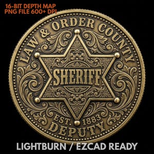 Puede incluir: Una insignia de sheriff circular en tonos bronce con una estrella de seis puntas en relieve y patrones de volutas intrincados. El texto dice LAW & ORDER COUNTY, SHERIFF y EST. 1883 DEPUTY. El diseño incluye pequeñas esferas en cada punta.