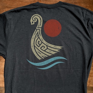 Camiseta suave de mezcla de tres hilos con estampado de barco vikingo DTG