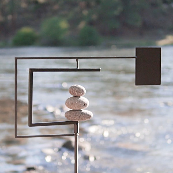 Molino de viento cinético zen moderno / Escultura de metal para jardín / Decoración de acero para exteriores con mojón de piedras de Aura Life