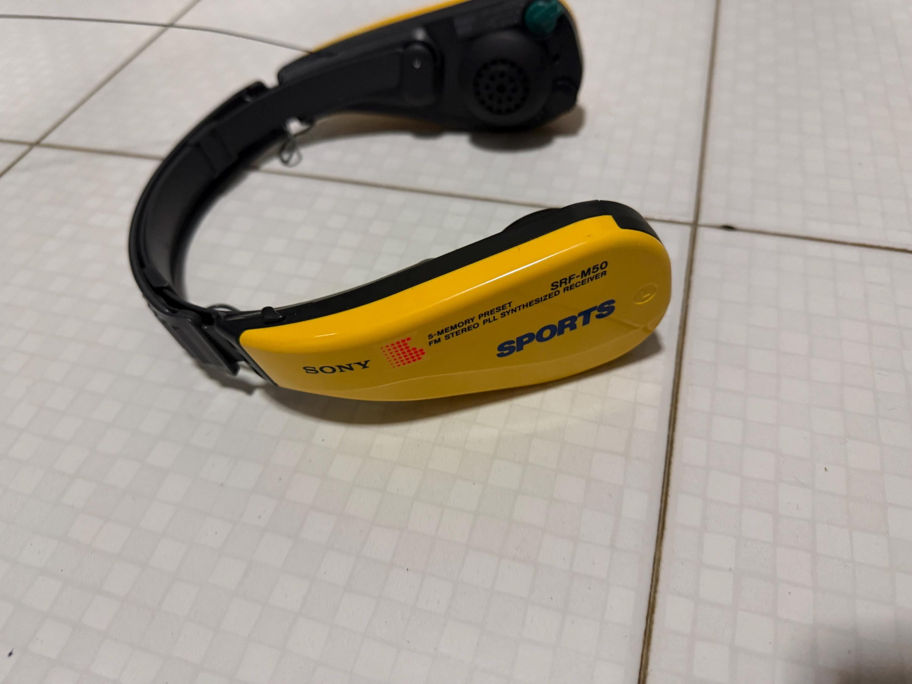 WALKMAN RADIO PORTABLE vintage Sony SRF-49 FM/AM fonctionne testé EUR 13,23 - FR