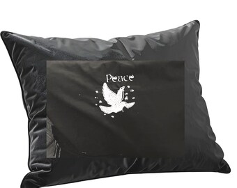 Bestickte Taube - Kleiner lumbaler Kissenbezug, Leinen Musselin-Mischgewebe in Schwarz und Weiß.