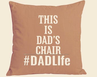 Dad’s Chair Kissenbezug mit Aufschrift “Dadlife” | Weißer Vinyl Text Dekokissen |  Schwarz oder Kupfer