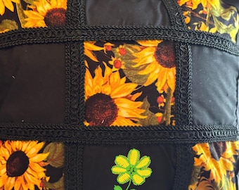 Patchwork Sonnenblumen Kissen, Schwarze Spitzenborte, Stickerei Auswahl: Sonnenblume, Schmetterling, Gänseblümchen