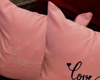 "Rosa Kissenbezug ""Love"" bestickter Kissenbezug, 12x30 cm, Schwarzer oder weißer Faden."