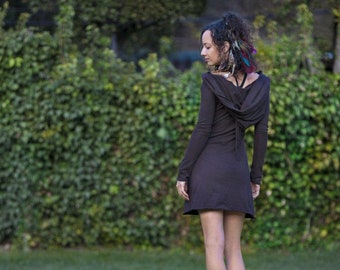 Vestido con capucha y borlas: capucha ancha con cuello barco y borla en la espalda