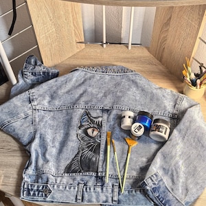 Handbemalte Jeansjacke – Einzigartige Jeansjacke mit Acryl-Katzenmotiv