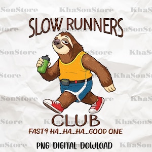 Könnte beinhalten: Cartoon-Illustration eines laufenden Faultiers, das ein gelbes Tanktop, blaue Shorts und rote Turnschuhe trägt. Das Faultier hält eine grüne Wasserflasche. Text: "SLOW RUNNERS CLUB" und "FAST? HA...HA...HA...GOOD ONE." PNG-Digitaler Download.