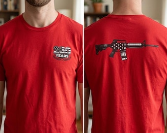 Camiseta de hombre con la bandera estadounidense y rifle / 250 cumpleaños de EE. UU.