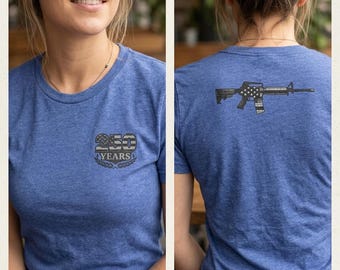 Camiseta de mujer con la bandera estadounidense y rifle / 250 cumpleaños de EE. UU.