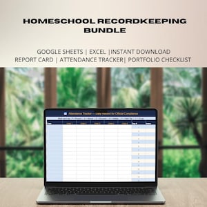 Może przedstawiać: Laptop wyświetla arkusz kalkulacyjny zatytułowany "Attendance Tracker" dla oficjalnej zgodności. Obraz zawiera tekst: "Homeschool Recordkeeping Bundle", "Google Sheets", "Excel", "Instant Download" i powiązane terminy. Laptop stoi na drewnianej powierzchni.