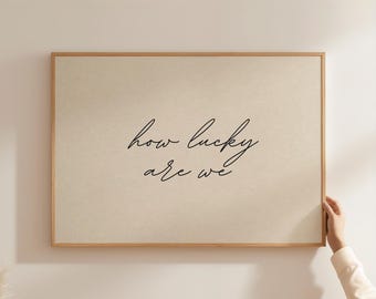 私たちはなんて幸運なんだろう プリント – トレンディな手書き風ウォールアート、ミニマルなタイポグラフィの玄関ホームデコレーション、ニュートラルなホームデコレーション（デジタルダウンロード）