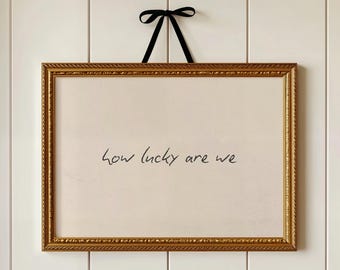 Handgeschriebenes How Lucky Are We Print - Minimalistisches Zitat Kunst, Typografie Eingangsbereich Dekor, positives Wohnzimmer Zitat Art (Digitaler Download)