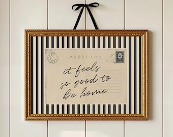 It Feels So Good to be Home Trendige Vintage Postkarte - Minimalistischer Spruch, gemütliches Streifen Retro Wohnzimmer Dekor (Digitaler Download)