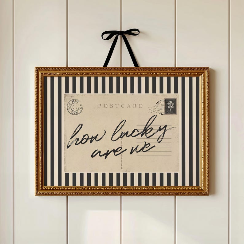 How Lucky Are We Print – Handgezeichnete Vintage-Postkarten-Typografie-Wandkunst, sentimentale minimalistische Wohndekoration im Stil des alten Geldes (Digitaler Download) Bild 1