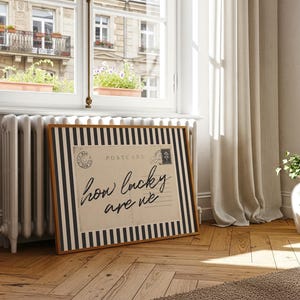 How Lucky Are We Print – Handgezeichnete Vintage-Postkarten-Typografie-Wandkunst, sentimentale minimalistische Wohndekoration im Stil des alten Geldes (Digitaler Download) Bild 2