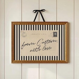 Puede incluir: Un letrero de madera rústica con el texto "Welcome to our home" en letras blancas. El letrero presenta un acabado envejecido y un diseño simple y acogedor, ideal para la decoración de la puerta principal.