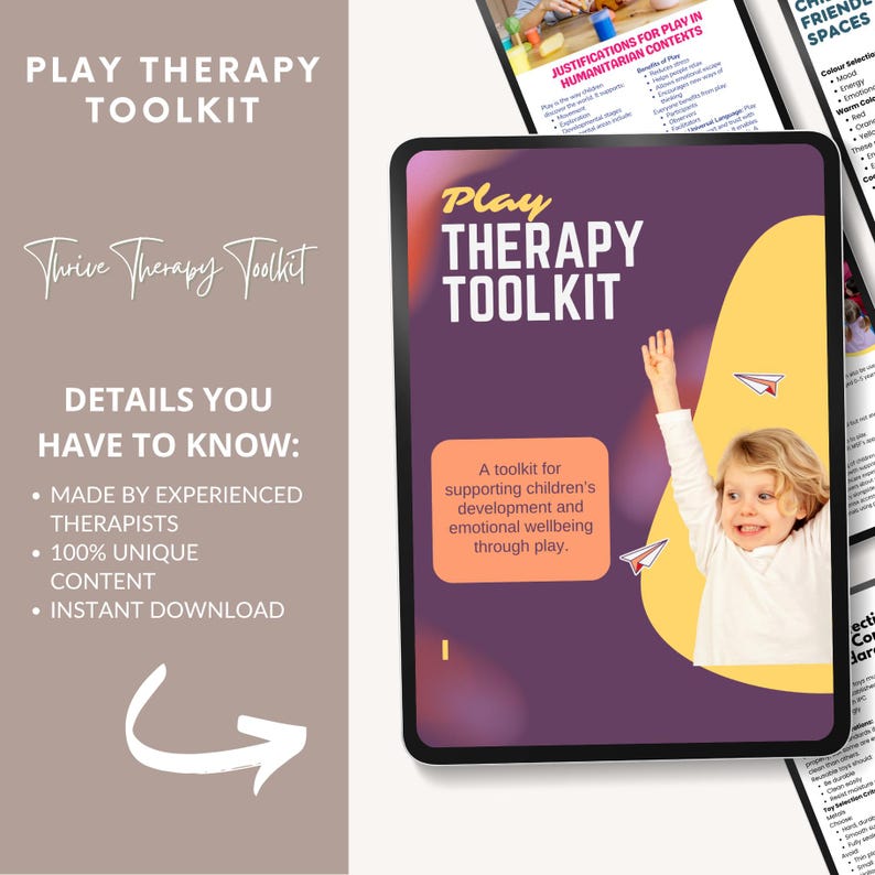 Op de afbeelding: Een digitale Play Therapy Toolkit gids op een tabletscherm, met een paarse en gele achtergrond, een lachend kind, papieren vliegtuigjes en tekst die een toolkit beschrijft voor het ondersteunen van de ontwikkeling van kinderen.