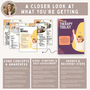 Op de afbeelding: Een spiraalgebonden Play Therapy Toolkit handleiding met een paarse en gele kaft waarop een kind naar papieren vliegtuigjes reikt. De set bevat meerdere informatiepagina's met details over spelgebaseerde activiteiten, kernconcepten en ontwikkelingsmijlpalen.
