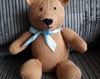 Hand gestrickte Spielzeug Teddybär, kann Name personalisiert sein