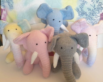 Handgestrickter Elefant, kann mit Namen personalisiert werden