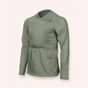 Op de afbeelding: Een saliegroen shirt met lange mouwen, een overslag-halslijn en een groot, rechthoekig voorpand. Het kledingstuk heeft aansluitende mouwen met boorden en is gemaakt van een gladde, effen stof met zichtbare verticale naaddetails.