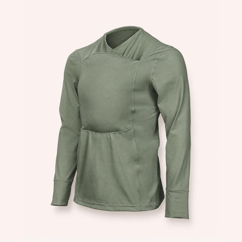 Op de afbeelding: Een saliegroen shirt met lange mouwen, een overslag-halslijn en een groot, rechthoekig voorpand. Het kledingstuk heeft aansluitende mouwen met boorden en is gemaakt van een gladde, effen stof met zichtbare verticale naaddetails.