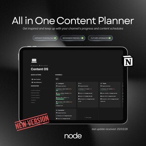 Puede incluir: Una taza de cerámica blanca con un asa negra y el texto "But First, Coffee" en negro, en negrita. La taza está sobre una superficie blanca.