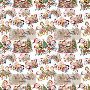 Peut inclure: Un motif répétitif sur fond blanc représentant les personnages de Peanuts dans diverses scènes de Noël, décorant des sapins, ouvrant des cadeaux et portant des bonnets de Père Noël. Le texte Two Roots designs apparaît en surimpression.