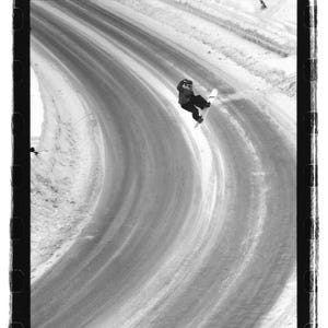 Mike Leblanc; Jackson, Wyoming, salto su strada, 2000. Stampa fotografica artistica.