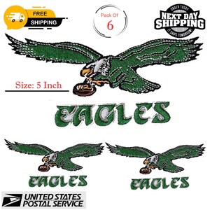 Può includere: Toppe ricamate raffiguranti un'aquila verde e bianca che tiene un pallone da football, con la scritta "EAGLES" sotto. Ogni toppa misura 12,7 cm. L'immagine mostra una confezione da sei toppe.