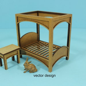 Puede incluir: Una cama de madera para casa de muñecas con dosel y una mesita de noche a juego. La cama tiene un colchón de listones y una cabecera curvada. La mesita de noche tiene un diseño sencillo con una superficie plana y cuatro patas.