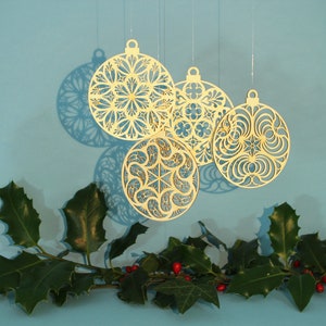 4 bolas de cartón, adornos navideños cortados con láser, elegantes adornos navideños, adornos cortados con láser, tarjeta navideña minimalista