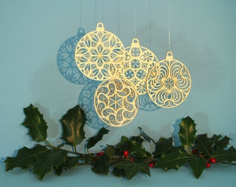 4 kartonnen kerstballen, lasergesneden kerstversieringen, elegante kerstversieringen, lasergesneden decoraties, minimalistische kerstkaart