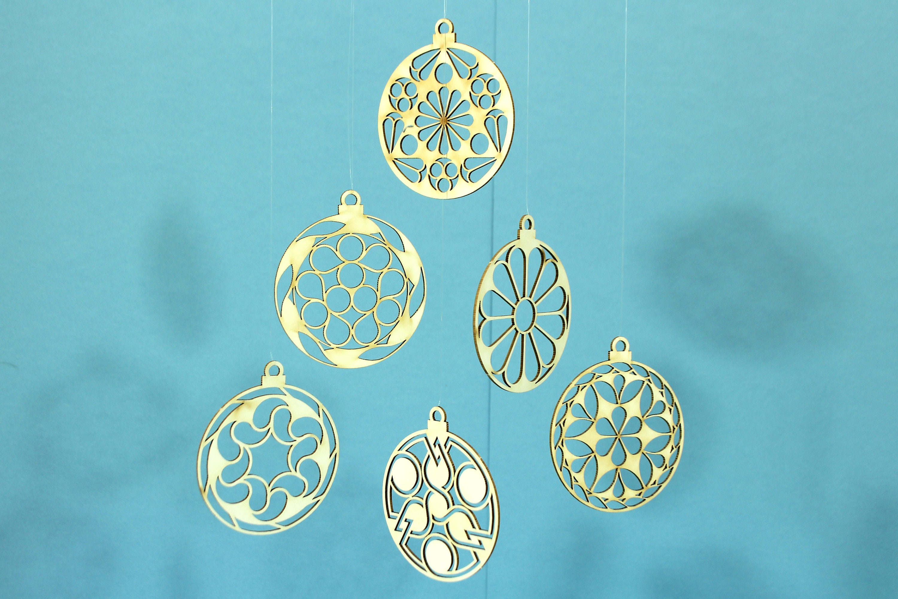 6 kartonnen kerstballen, lasergesneden kerstversieringen, elegante kerstversieringen, lasergesneden decoraties, minimalistische kerstkaart